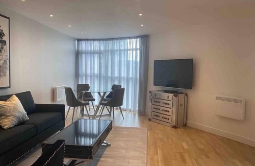 Cardiff City Centre Apartment | Modern Cardiff Centre Apartment with Free Parking & Family-Friendly Amenities
