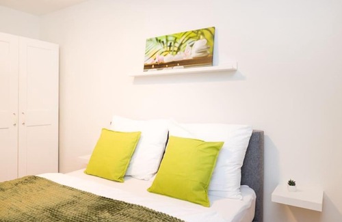 Simmering Apartment | Stylish City Apartment with Balcony and Free Garage Parking