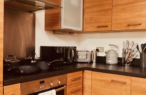 Leeds Apartment | Inviting City Apartment with River View & Free Parking
