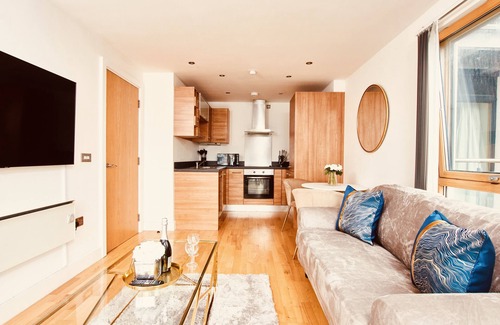 Leeds Apartment | Stylish City Centre Apartment with Balcony & Free Parking