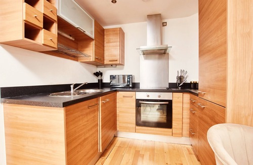 Leeds Apartment | Stylish City Centre Apartment with Balcony & Free Parking