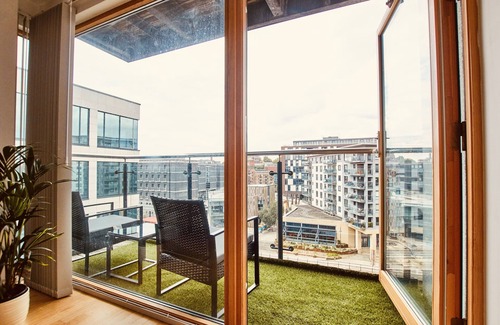 Leeds Apartment | Stylish City Centre Apartment with Balcony & Free Parking