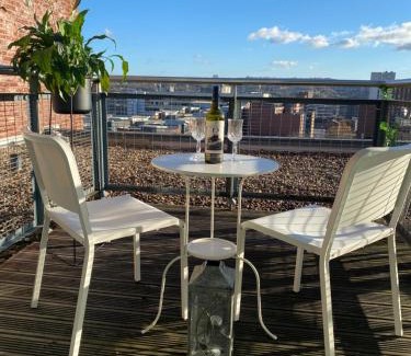 Sheffield City Centre Apartment | Stylish City Centre Studio with Balcony & Gym Access