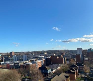 Sheffield City Centre Apartment | Stylish City Centre Studio with Balcony & Gym Access