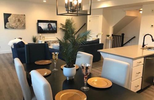 Draper Apartment | Deluxe Classy TownHouse With 2 car Garage, Work or Family!