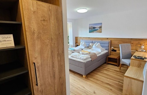 Seeboden Bed & Breakfast | Elegant South Balcony Room at Gästehaus Bärwald