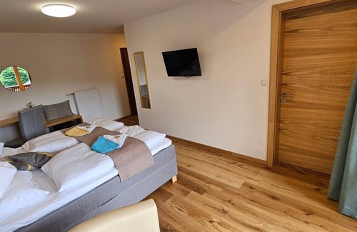 Seeboden Bed & Breakfast | Elegant South Balcony Room at Gästehaus Bärwald
