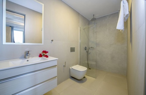 Limeniskos Apartment | Elegant Double or Twin Room with Oceanfront Views