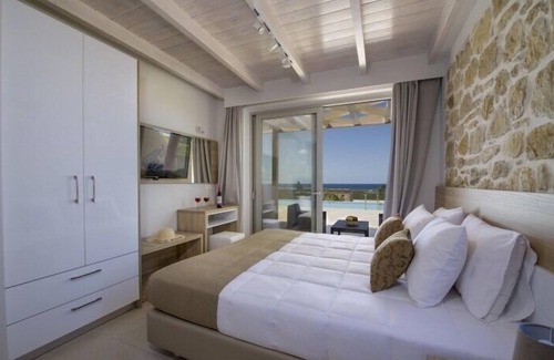 Limeniskos Apartment | Elegant Double or Twin Room with Oceanfront Views