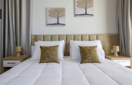 Limeniskos Apartment | Elegant Double or Twin Room with Oceanfront Views