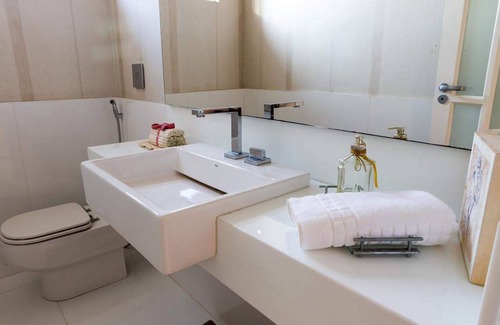Sao Conrado Hotel | Elegant Double Suite with Ocean View & Spa Amenities