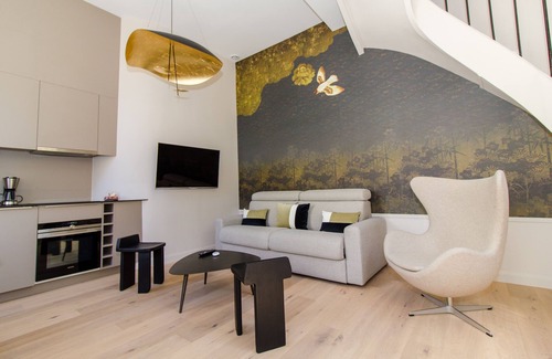 Reims City Centre Apartment | Elegant Duplex with Spa in Historic Center - Guest Rated 10/10