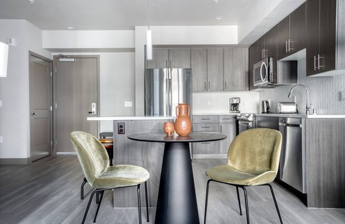 Central District Apartment | Modern Fremont 1BR with Roof Deck, Pool & Spa Amenities