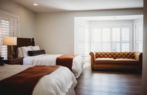 Downtown Hotel | Deluxe Guestroom with 2 Queens at The Jefferson Inn