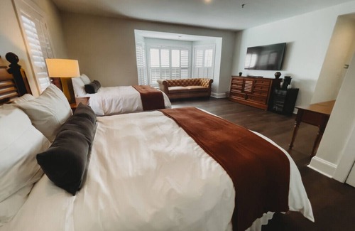 Downtown Hotel | Deluxe Guestroom with 2 Queens at The Jefferson Inn