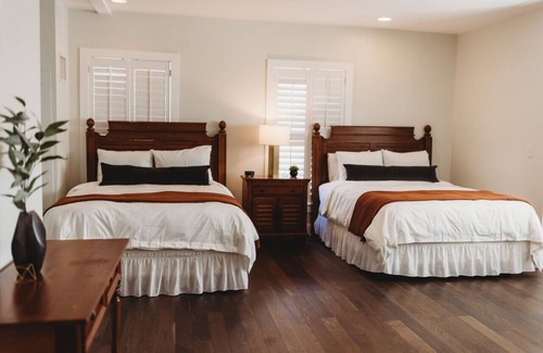 Downtown Hotel | Deluxe Guestroom with 2 Queens at The Jefferson Inn