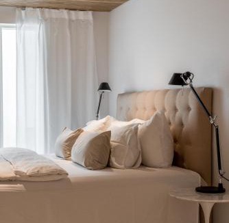 Hietalahti Apartment | Elegant Kamppi House with Private Sauna & Breakfast Included