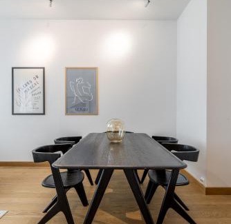 Hietalahti Apartment | Elegant Kamppi House with Private Sauna & Breakfast Included