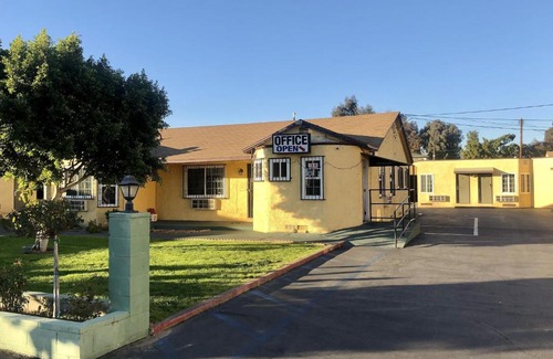 Pomona Hotel | Pet-Friendly Deluxe Inn: A 5-Star Experience Awaits