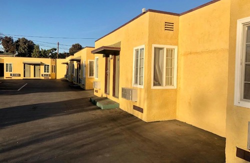 Pomona Hotel | Pet-Friendly Deluxe Inn: A 5-Star Experience Awaits