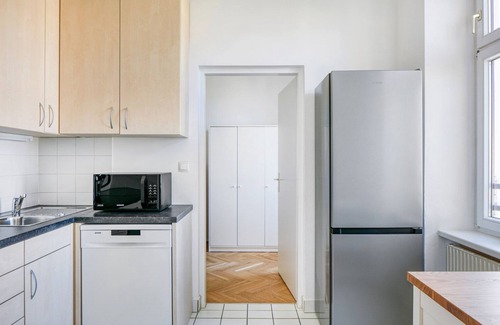 Josefstadt Apartment | Spacious Josefstadt 2BR with Elevator Near Bars & Metro