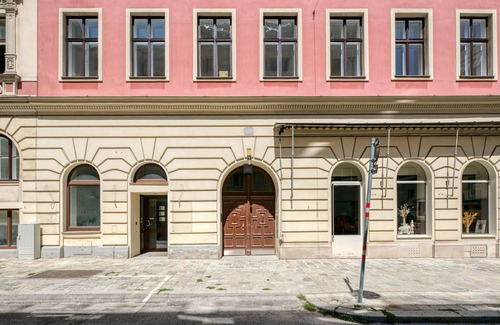 Josefstadt Apartment | Spacious Josefstadt 2BR with Elevator Near Bars & Metro