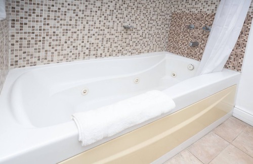 Port Royal Hotel | Elegant King Room with Harbor & Pool View Amenities