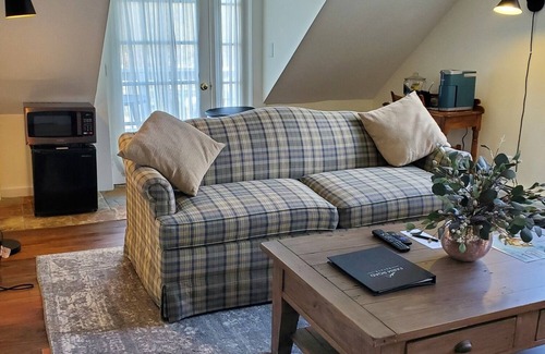 West Dover Resort | Ultimate King Suite with Living Room, Pool & Fireplace