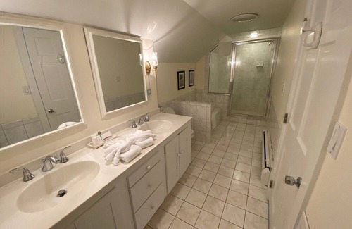 West Dover Resort | Ultimate King Suite with Living Room, Pool & Fireplace