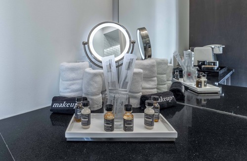 West End Hotel | Deluxe King Studio | 121 Hotel by AvantStay