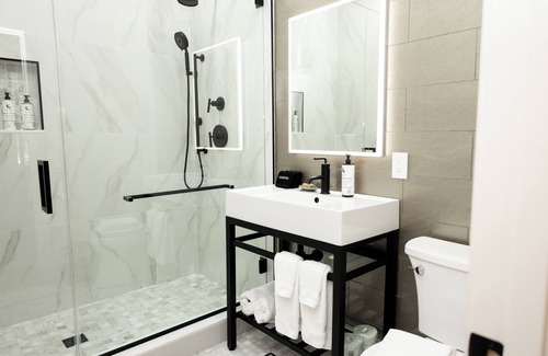 Historic Seaport Hotel | Deluxe King Studio w/pool view