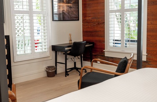 Historic Seaport Hotel | Deluxe King Studio w/pool view