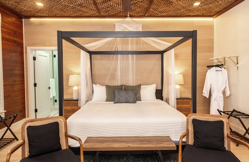 Historic Seaport Hotel | Deluxe King Studio w/pool view