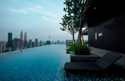 Malaysian Police Training Centre Apartment | Stylish King Suite with Breathtaking Twin Tower Views