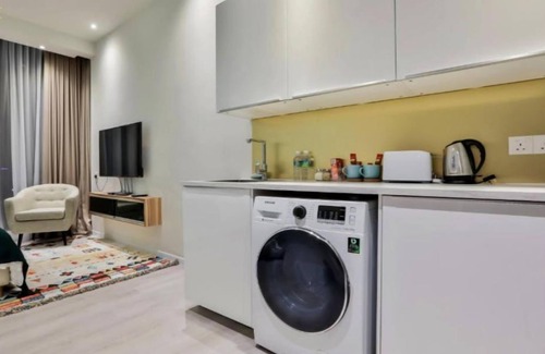 Malaysian Police Training Centre Apartment | Elegant King Suite with Twin Tower View & Breakfast Included