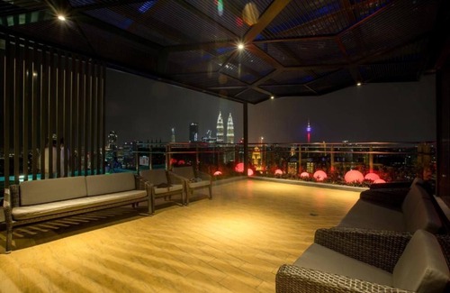 Malaysian Police Training Centre Apartment | Elegant King Suite with Twin Tower View & Breakfast Included