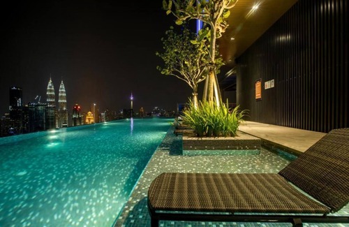 Malaysian Police Training Centre Apartment | Elegant King Suite with Twin Tower View & Breakfast Included