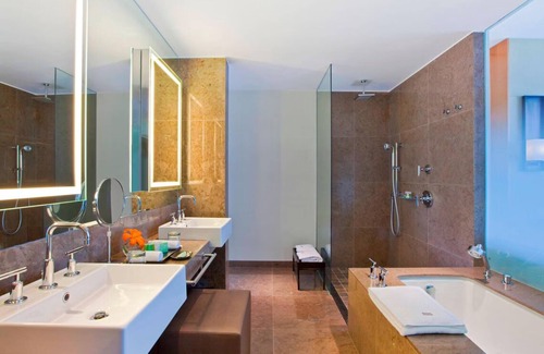 San Isidro Centro Financiero Hotel | Deluxe King with Indoor Pool Access at The Westin Lima Hotel & Convention Center