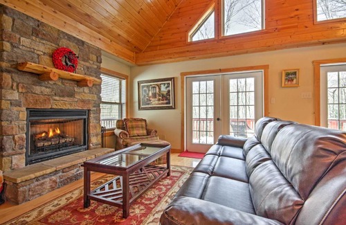 Beech Mountain House | Rated 10/10: Cozy Log Cabin with Pool Table Near Hiking