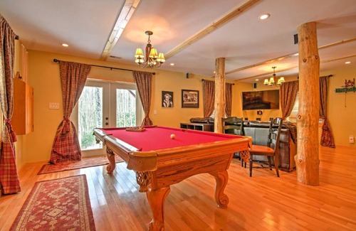 Beech Mountain House | Rated 10/10: Cozy Log Cabin with Pool Table Near Hiking