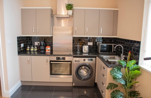 Sheffield Apartment | Spacious Apartment with Kitchen and Breakfast Included