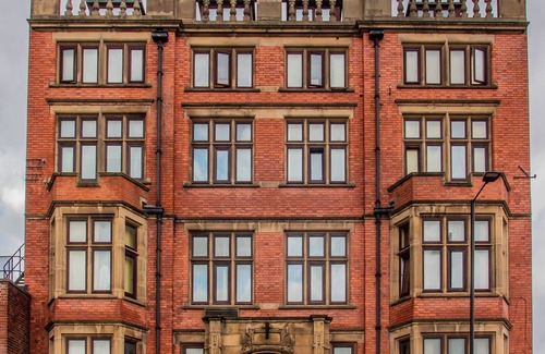 Sheffield Apartment | Spacious Apartment with Kitchen and Breakfast Included