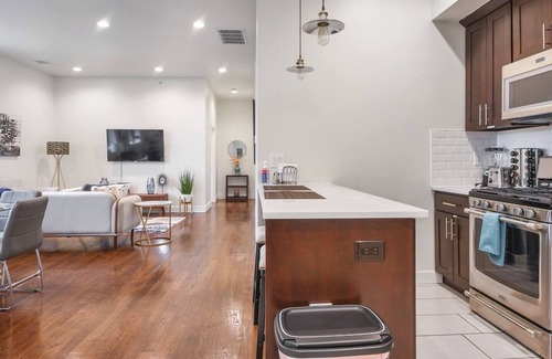 Central Business District Hotel | Modern 2BR King Retreat, Just 30 Minutes from Manhattan