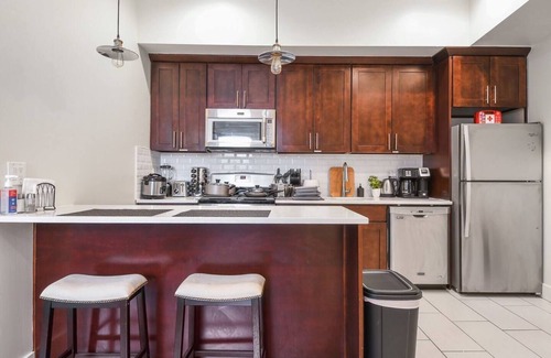 Central Business District Hotel | Modern 2BR King Retreat, Just 30 Minutes from Manhattan