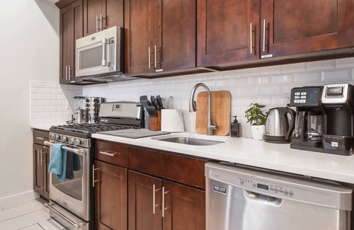 Central Business District Hotel | Modern 2BR King Retreat, Just 30 Minutes from Manhattan