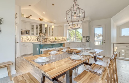 Roads End House | Oceanfront Beauty with Spa & Breakfast Steps from the Beach
