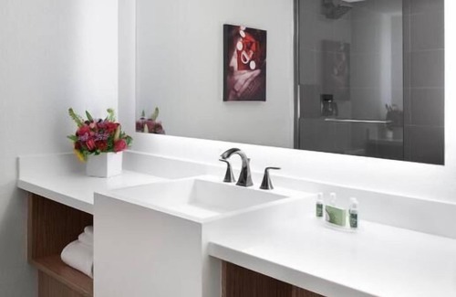 Downtown Las Vegas Hotel | Guest Rated 10/10: Deluxe King Room at The D Las Vegas