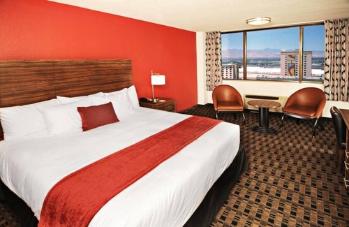 Downtown Las Vegas Hotel | Guest Rated 10/10: Deluxe King Room at The D Las Vegas