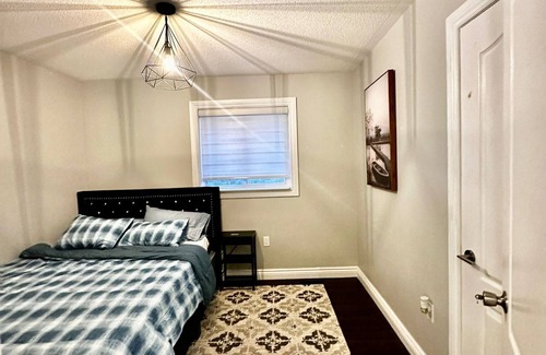 Gateway House | Cozy Queen Retreat in the Heart of Heartland