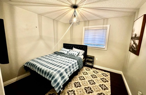 Gateway House | Cozy Queen Retreat in the Heart of Heartland